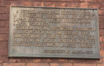 Jaka jest historia tablicy na budynku dawnego sądu w Wejherowie?